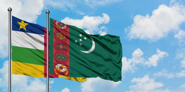 Bandera de la República Centroafricana y Turkmenistán ondeando en el viento contra el cielo azul nublado blanco juntos. Concepto diplomático, relaciones internacionales . — Foto de Stock