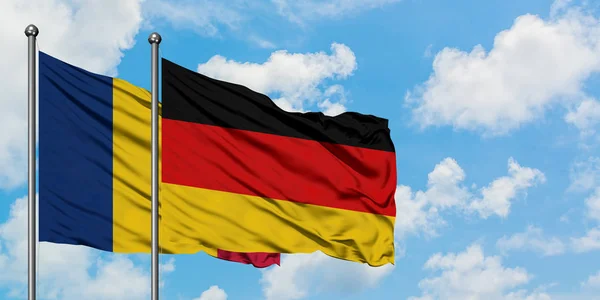 O Chade e a bandeira da Alemanha agitando no vento contra o céu azul nublado branco juntos. Conceito de diplomacia, relações internacionais . — Fotografia de Stock