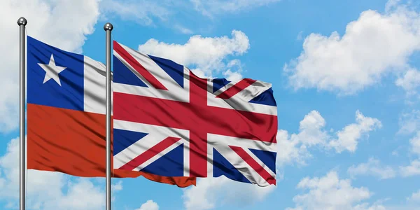 智利和英国国旗在风中飘扬，白云蓝天相联。外交概念、国际关系. — 图库照片