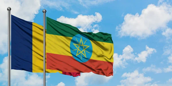一緒に白い曇った青い空に対して風に振るチャドとエチオピアの旗。外交概念、国際関係. — ストック写真