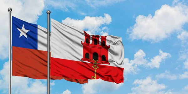 Chilské a gibraltarské vlajky ve větru mávajících proti bílé zatažené modré obloze. Diplomacie, mezinárodní vztahy. — Stock fotografie