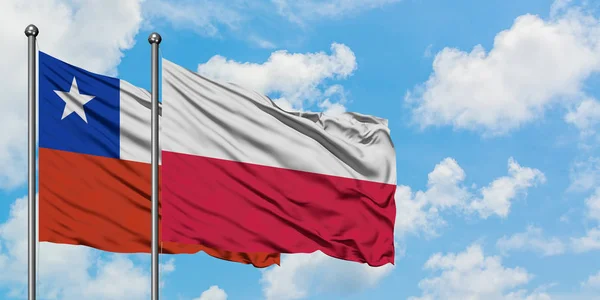 Chile a polská vlajka mávajících větrem proti bílé zamračené modré obloze dohromady. Diplomacie, mezinárodní vztahy. — Stock fotografie