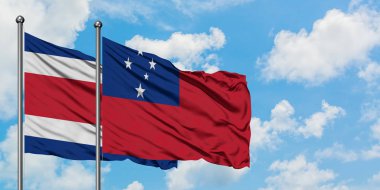 Kosta Rika ve Samoa bayrağı birlikte beyaz bulutlu mavi gökyüzüne karşı rüzgarda sallayarak. Diplomasi kavramı, uluslararası ilişkiler.