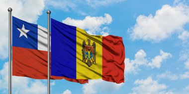 Şili ve Moldova bayrağı birlikte beyaz bulutlu mavi gökyüzüne karşı rüzgarsal sallayarak. Diplomasi kavramı, uluslararası ilişkiler.