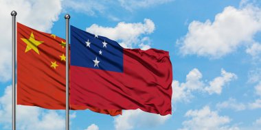 Çin ve Samoa bayrağı birlikte beyaz bulutlu mavi gökyüzüne karşı rüzgarda sallayarak. Diplomasi kavramı, uluslararası ilişkiler.