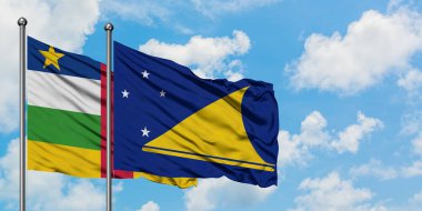 Orta Afrika Cumhuriyeti ve Tokelau bayrağı birlikte beyaz bulutlu mavi gökyüzüne karşı rüzgarda sallayarak. Diplomasi kavramı, uluslararası ilişkiler.
