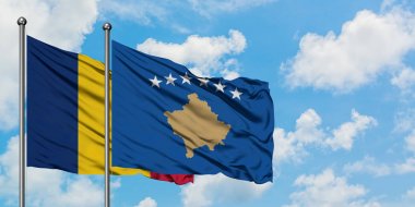 Çad ve Kosova bayrağı birlikte beyaz bulutlu mavi gökyüzüne karşı rüzgarda sallayarak. Diplomasi kavramı, uluslararası ilişkiler.