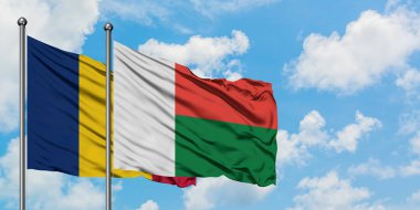 Çad ve Madagaskar bayrağı birlikte beyaz bulutlu mavi gökyüzüne karşı rüzgarda sallayarak. Diplomasi kavramı, uluslararası ilişkiler.