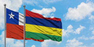 Şili ve Mauritius bayrağı birlikte beyaz bulutlu mavi gökyüzüne karşı rüzgarda sallayarak. Diplomasi kavramı, uluslararası ilişkiler.