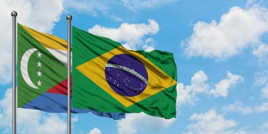 Komorlar ve Brezilya bayrağı birlikte beyaz bulutlu mavi gökyüzüne karşı rüzgarda sallayarak. Diplomasi kavramı, uluslararası ilişkiler.