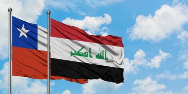 Şili ve Irak bayrağı birlikte beyaz bulutlu mavi gökyüzüne karşı rüzgarsal sallayarak. Diplomasi kavramı, uluslararası ilişkiler.