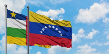 Orta Afrika Cumhuriyeti ve Venezuela bayrağı birlikte beyaz bulutlu mavi gökyüzüne karşı rüzgarsal sallayarak. Diplomasi kavramı, uluslararası ilişkiler.