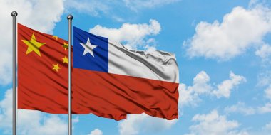 Çin ve Şili bayrağı birlikte beyaz bulutlu mavi gökyüzüne karşı rüzgarda sallayarak. Diplomasi kavramı, uluslararası ilişkiler.