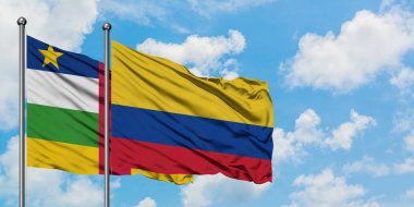 Orta Afrika Cumhuriyeti ve Kolombiya bayrağı birlikte beyaz bulutlu mavi gökyüzüne karşı rüzgarsal sallayarak. Diplomasi kavramı, uluslararası ilişkiler.