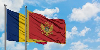 Çad ve Karadağ bayrağı birlikte beyaz bulutlu mavi gökyüzüne karşı rüzgarda sallayarak. Diplomasi kavramı, uluslararası ilişkiler.