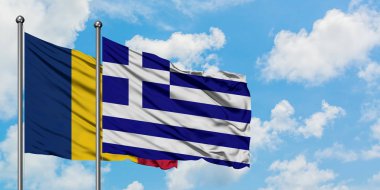 Çad ve Yunanistan bayrağı birlikte beyaz bulutlu mavi gökyüzüne karşı rüzgarda sallayarak. Diplomasi kavramı, uluslararası ilişkiler.