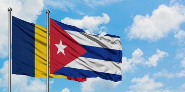 Çad ve Küba bayrağı birlikte beyaz bulutlu mavi gökyüzüne karşı rüzgarda sallayarak. Diplomasi kavramı, uluslararası ilişkiler.