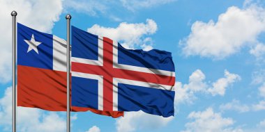 Şili ve İzlanda bayrağı birlikte beyaz bulutlu mavi gökyüzüne karşı rüzgarda sallayarak. Diplomasi kavramı, uluslararası ilişkiler.
