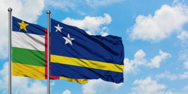 Orta Afrika Cumhuriyeti ve Curacao bayrağı birlikte beyaz bulutlu mavi gökyüzüne karşı rüzgarda sallayarak. Diplomasi kavramı, uluslararası ilişkiler.