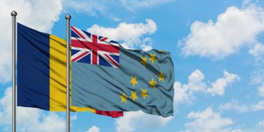 Çad ve Tuvalu bayrağı birlikte beyaz bulutlu mavi gökyüzüne karşı rüzgarda sallayarak. Diplomasi kavramı, uluslararası ilişkiler.