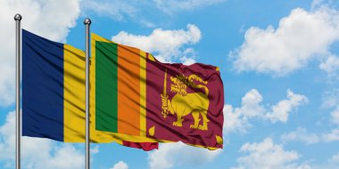 Çad ve Sri Lanka bayrağı birlikte beyaz bulutlu mavi gökyüzüne karşı rüzgarda sallayarak. Diplomasi kavramı, uluslararası ilişkiler.