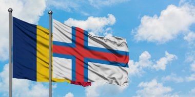 Çad ve Faroe Adaları bayrağı birlikte beyaz bulutlu mavi gökyüzüne karşı rüzgarda sallayarak. Diplomasi kavramı, uluslararası ilişkiler.