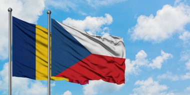 Çad ve Çek Cumhuriyeti bayrağı birlikte beyaz bulutlu mavi gökyüzüne karşı rüzgarda sallayarak. Diplomasi kavramı, uluslararası ilişkiler.