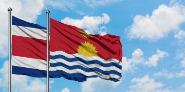 Kosta Rika ve Kiribati bayrak birlikte beyaz bulutlu mavi gökyüzüne karşı rüzgarda sallayarak. Diplomasi kavramı, uluslararası ilişkiler.