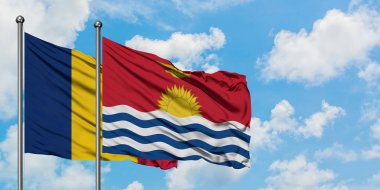 Çad ve Kiribati bayrağı birlikte beyaz bulutlu mavi gökyüzüne karşı rüzgarda sallayarak. Diplomasi kavramı, uluslararası ilişkiler.