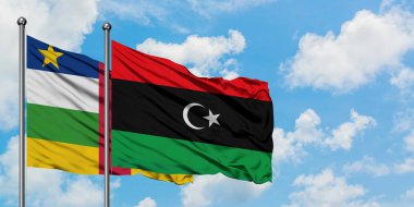 Orta Afrika Cumhuriyeti ve Libya bayrağı birlikte beyaz bulutlu mavi gökyüzüne karşı rüzgarsal sallayarak. Diplomasi kavramı, uluslararası ilişkiler.
