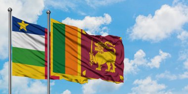 Orta Afrika Cumhuriyeti ve Sri Lanka bayrağı birlikte beyaz bulutlu mavi gökyüzüne karşı rüzgarda sallayarak. Diplomasi kavramı, uluslararası ilişkiler.