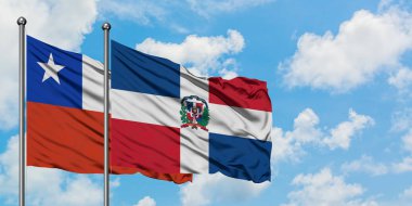 Şili ve Dominik Cumhuriyeti bayrağı birlikte beyaz bulutlu mavi gökyüzüne karşı rüzgarda sallayarak. Diplomasi kavramı, uluslararası ilişkiler.