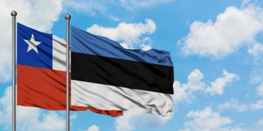 Şili ve Estonya bayrağı birlikte beyaz bulutlu mavi gökyüzüne karşı rüzgarda sallayarak. Diplomasi kavramı, uluslararası ilişkiler.