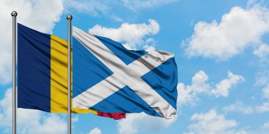 Çad ve İskoçya bayrağı birlikte beyaz bulutlu mavi gökyüzüne karşı rüzgarda sallayarak. Diplomasi kavramı, uluslararası ilişkiler.