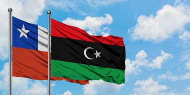 Şili ve Libya bayrağı birlikte beyaz bulutlu mavi gökyüzüne karşı rüzgarsal sallayarak. Diplomasi kavramı, uluslararası ilişkiler.
