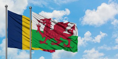 Çad ve Galler bayrağı birlikte beyaz bulutlu mavi gökyüzüne karşı rüzgarda sallayarak. Diplomasi kavramı, uluslararası ilişkiler.