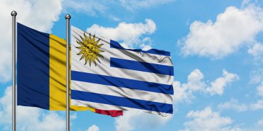 Çad ve Uruguay bayrağı birlikte beyaz bulutlu mavi gökyüzüne karşı rüzgarda sallayarak. Diplomasi kavramı, uluslararası ilişkiler.