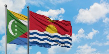 Komorlar ve Kiribati bayrağı birlikte beyaz bulutlu mavi gökyüzüne karşı rüzgarda sallayarak. Diplomasi kavramı, uluslararası ilişkiler.