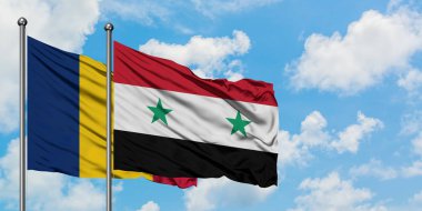 Çad ve Suriye bayrağı birlikte beyaz bulutlu mavi gökyüzüne karşı rüzgarda sallayarak. Diplomasi kavramı, uluslararası ilişkiler.