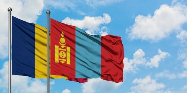 Çad ve Moğolistan bayrağı birlikte beyaz bulutlu mavi gökyüzüne karşı rüzgarda sallayarak. Diplomasi kavramı, uluslararası ilişkiler.