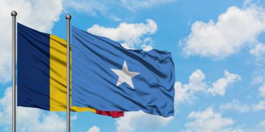 Çad ve Somali bayrağı birlikte beyaz bulutlu mavi gökyüzüne karşı rüzgarda sallayarak. Diplomasi kavramı, uluslararası ilişkiler.