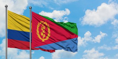 Kolombiya ve Eritre bayrağı birlikte beyaz bulutlu mavi gökyüzüne karşı rüzgarda sallayarak. Diplomasi kavramı, uluslararası ilişkiler.