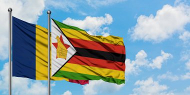 Çad ve Zimbabve bayrağı birlikte beyaz bulutlu mavi gökyüzüne karşı rüzgarda sallayarak. Diplomasi kavramı, uluslararası ilişkiler.