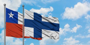 Şili ve Finlandiya bayrağı birlikte beyaz bulutlu mavi gökyüzüne karşı rüzgarsal sallayarak. Diplomasi kavramı, uluslararası ilişkiler.