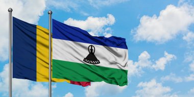 Çad ve Lesotho bayrağı birlikte beyaz bulutlu mavi gökyüzüne karşı rüzgarda sallayarak. Diplomasi kavramı, uluslararası ilişkiler.