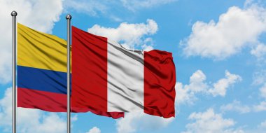 Kolombiya ve Peru bayrağı birlikte beyaz bulutlu mavi gökyüzüne karşı rüzgarda sallayarak. Diplomasi kavramı, uluslararası ilişkiler.