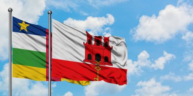 Orta Afrika Cumhuriyeti ve Cebelitarık bayrağı birlikte beyaz bulutlu mavi gökyüzüne karşı rüzgarda sallayarak. Diplomasi kavramı, uluslararası ilişkiler.