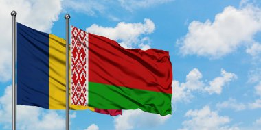 Çad ve Beyaz Rusya bayrağı birlikte beyaz bulutlu mavi gökyüzüne karşı rüzgarda sallayarak. Diplomasi kavramı, uluslararası ilişkiler.