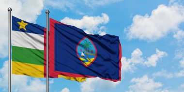 Orta Afrika Cumhuriyeti ve Guam bayrağı birlikte beyaz bulutlu mavi gökyüzüne karşı rüzgarda sallayarak. Diplomasi kavramı, uluslararası ilişkiler.