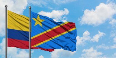 Kolombiya ve Kongo bayrağı birlikte beyaz bulutlu mavi gökyüzüne karşı rüzgarda sallayarak. Diplomasi kavramı, uluslararası ilişkiler.